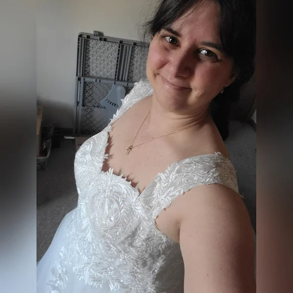 Classic White Lace A-Line Wedding Dress with Floral Detail - Picture 2 of 10